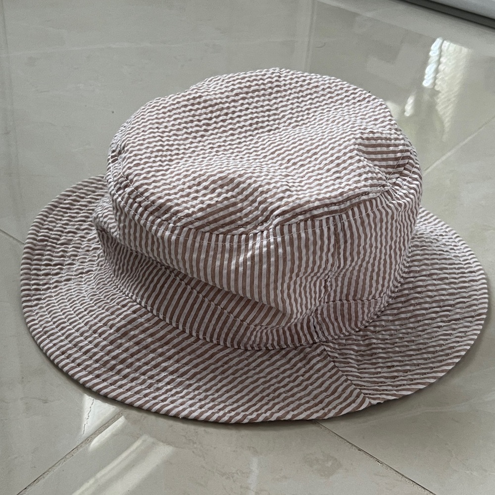 BRAND NEW Urban Outfiters Bucket Hat